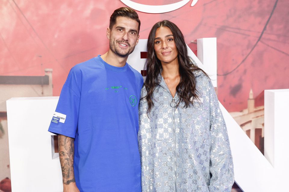 Mario González anuncia la ruptura con Claudia Martínez tras ser vista besándose con otro (Adobe Stock)