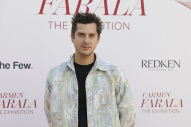 El actor Eduardo Casanova anuncia que tiene VIH : «Lo hago con dignidad»