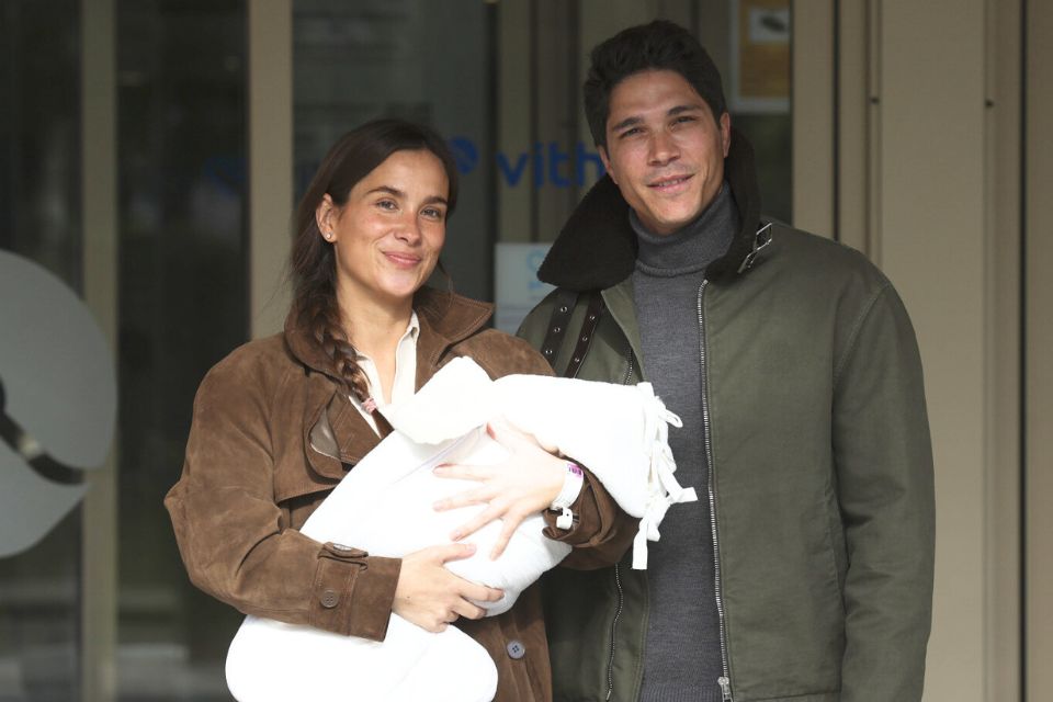 María Pombo y Pablo Castellano celebran el nacimiento de su tercer hijo (Adobe Sock)