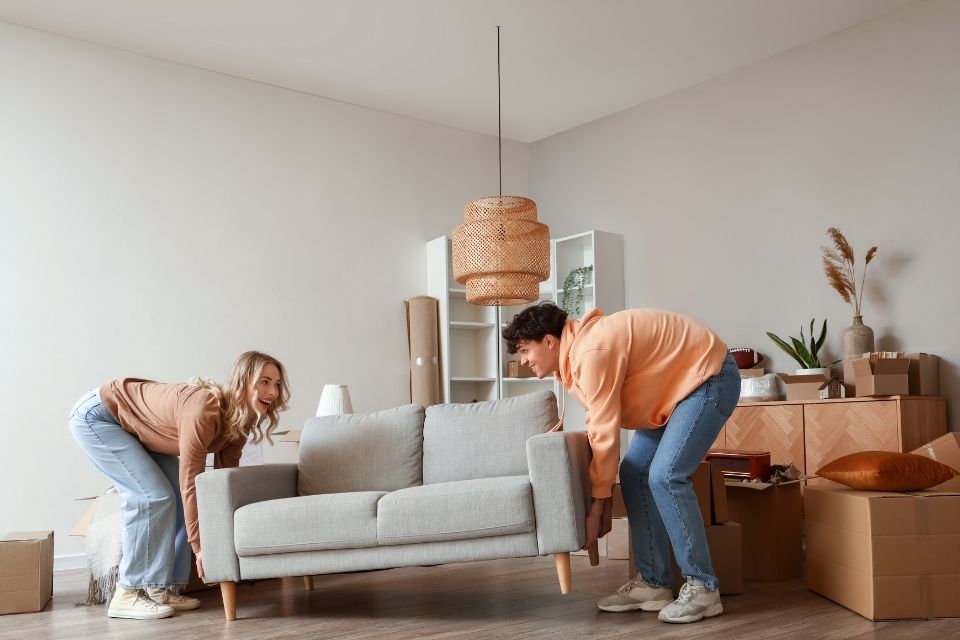 Preguntas clave antes de comprar muebles online en España (Adobe Stock)