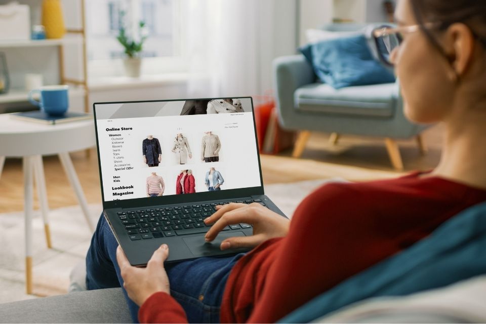 Ventajas y límites de comprar moda online vs en tienda física